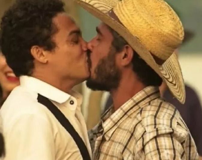Thommy Schiavo conta que beijo gay com Silvero Pereira não estava previsto em "Pantanal"