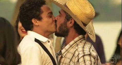 Thommy Schiavo conta que beijo gay com Silvero Pereira não estava previsto em "Pantanal"