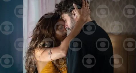 Travessia:  Após reencontro com Ari, Brisa foge com Tonho