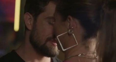 "Cara e Coragem": Pat e Rômulo se beijam, mas ela não reage bem