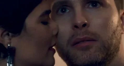 "Travessia": Caíque diz a Leonor que Rudá é assexual como ele