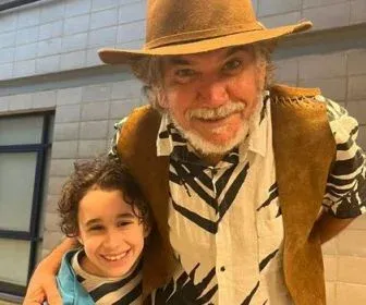 Jackson Antunes e Rodrigo Vidal celebram nos bastidores de "Todas as flore"