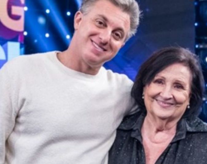 Déa Lúcia, mãe de Paulo Gustavo, agradece a Luciano Huck por 2022: "Marcou meu ano"