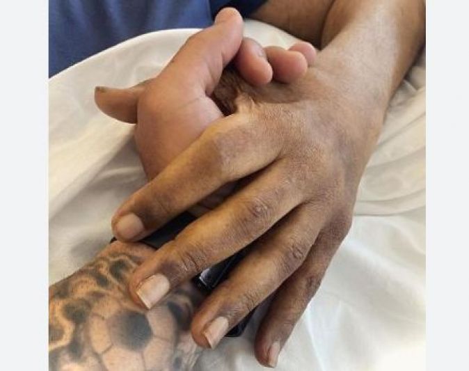 Filho de Pelé chega ao hospital e posta clique com o pai no leito: "Minha força"