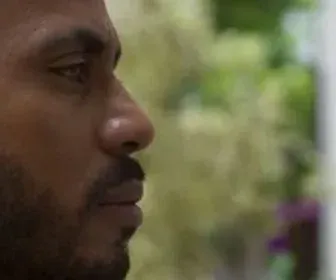 Leonardo beija Jéssica e se arrepende antes de morrer em "Cara e Coragem"