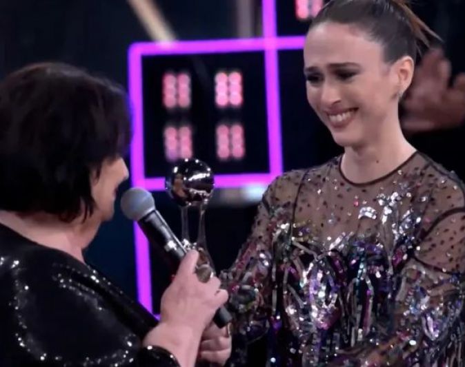 Tatá Werneck chora e doa troféu do Melhores do Ano para mãe de Paulo Gustavo
