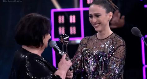 Tatá Werneck chora e doa troféu do Melhores do Ano para mãe de Paulo Gustavo