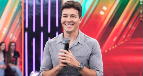 Record TV reduz salário de Rodrigo Faro pela metade