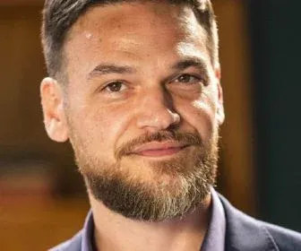 Nos próximos capítulos de "Vai na Fé": Theo se envolverá com Kate