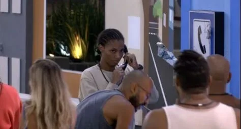 Tina atende o Big Fone e indica Gabriel Santana e Domitila Barros ao Paredão