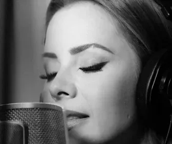 Sandy interpreta o tema de abertura de "Amor Perfeito"