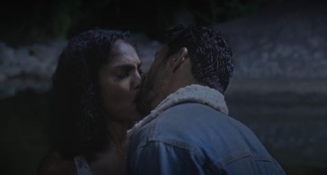 No segundo capítulo de "Terra e Paixão", Caio surpreende Aline com beijão!