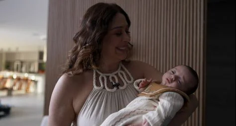 Mãe aos 56 anos, Claudia Raia celebra seu dia no "Fantástico" deste domingo
