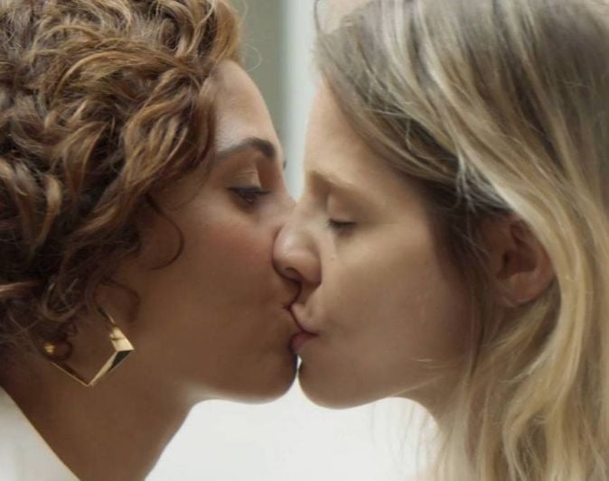 TV Globo censura cena de beijo entre Camila Pitanga e Elisa Volpatto em "Aruanas 2"