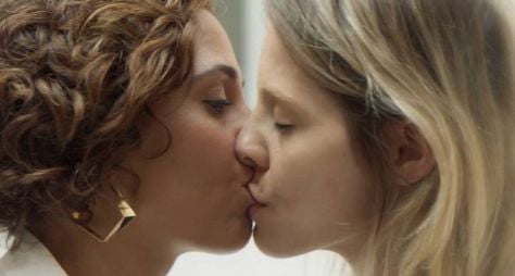 TV Globo censura cena de beijo entre Camila Pitanga e Elisa Volpatto em "Aruanas 2"
