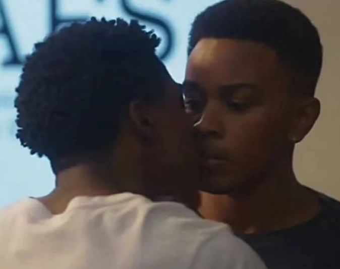 "O melhor beijo que o horário permitir”, sugere autora de "Vai na Fé" sobre selinho gay