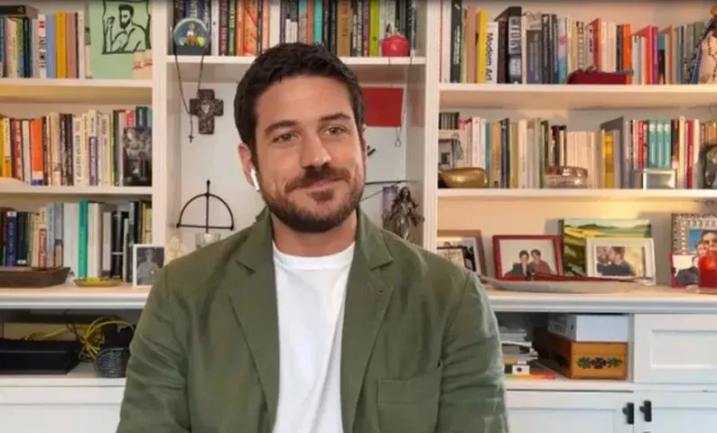 Marco Pigossi fala sobre medo de expor sexualidade e preconceito na carreira
