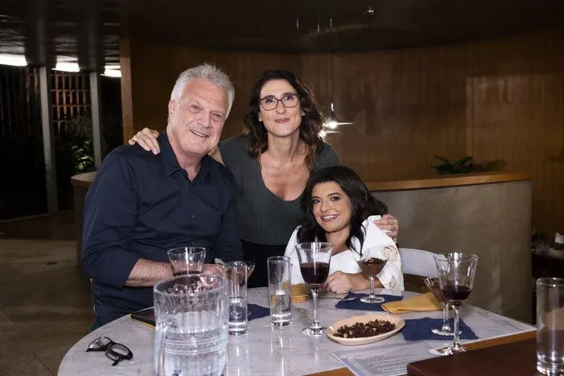  Paola Carosella recebe Pedro Bial e Pequena Lô no “Alma de Cozinheira” desta semana, no GNT