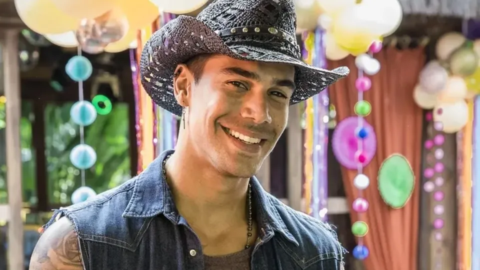 Micael Borges caracterizado como motorista de aplicativo apaixonado por música sertaneja em "Fuzuê"