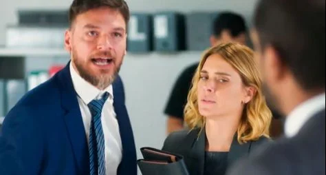 Vai na Fé: Theo chega bêbado e dá 'show' em depoimento sobre abuso sexual