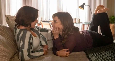 Em Vai na Fé, Clara relembra seu tempo de modelo incentivada por Helena; elas se beijam!