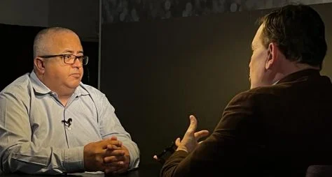 No Domingo Espetacular, Roberto Cabrini entrevista suposto filho de Gugu Liberato