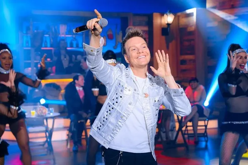 Michel Teló e Falamansa colocam todo mundo para dançar sertanejo e forro no “Boteco do Ratinho”