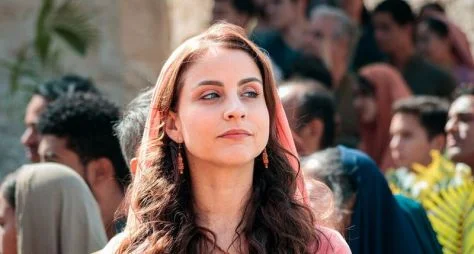 "Reis: A Consequência": Louise Clós comemora seu primeiro grande papel em novelas