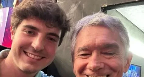 Serginho Groisman recebe João Augusto nos bastidores do "Altas Horas"