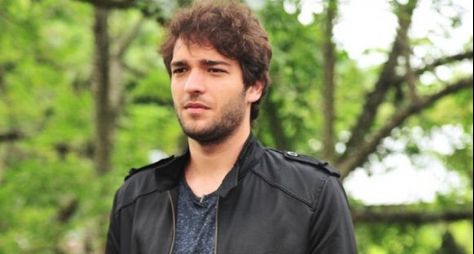 Humberto Carrão é escalado para defender dois personagens importantes em "Renascer"