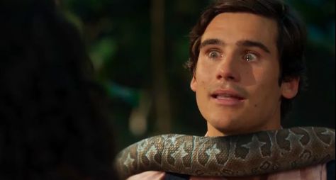 Nicolas Prattes revela segredo para gravar cena com cobra em "Fuzuê"