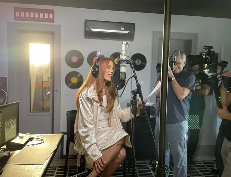 Anitta e Michel Teló participam do último episódio do documentário sobre os 50 anos do "Fantástico"