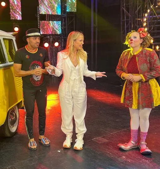 Eliana se junta ao humorista Tirullipa para uma festa surpresa à Solange Almeida