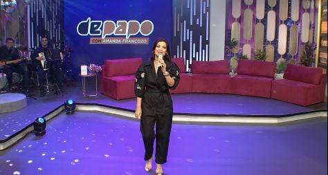 Amanda Françozo promove karaokê com convidados na TV Aparecida