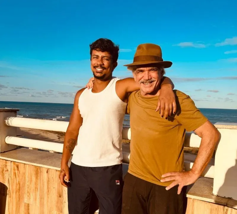 Xamã e Jackson Antunes posam juntos na Bahia antes das gravações de “Renascer”