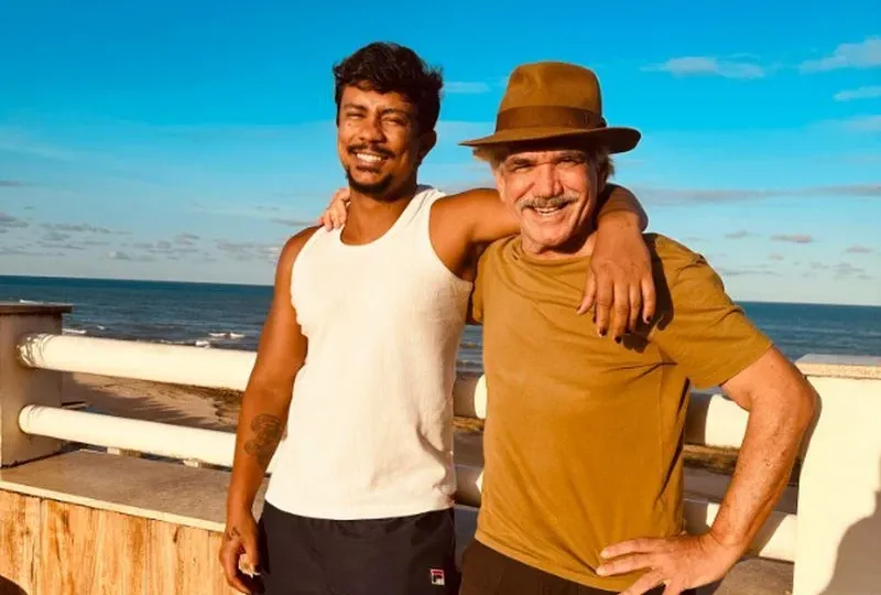 Xamã e Jackson Antunes posam juntos na Bahia antes das gravações de “Renascer”