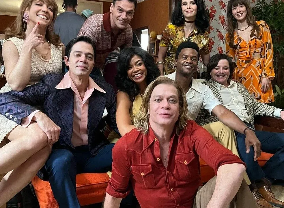 Bruno Mazzeo compartilha foto com o elenco e convida público para maratonar a série "Fim"