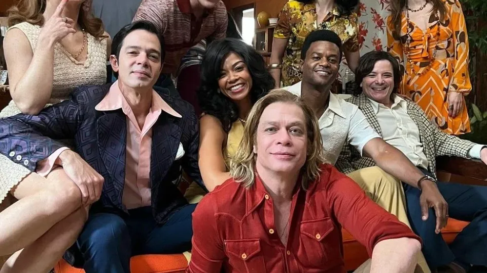 Bruno Mazzeo compartilha foto com o elenco e convida público para maratonar a série "Fim"