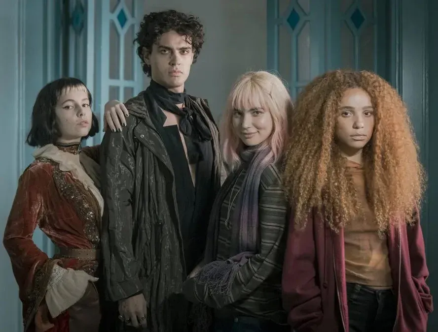 Veja o elenco caracterizado para "Espécie Invasora", série e Rosane Svartman e Claudia Sardinha