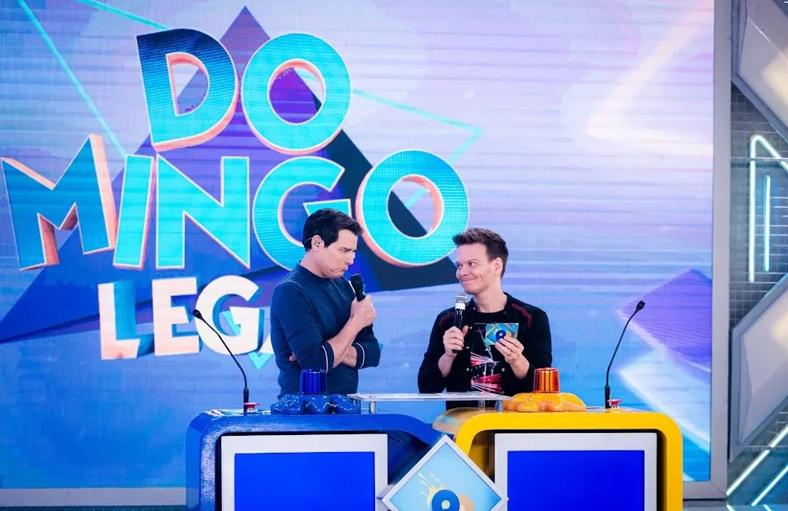 Michel Teló brinca de apresentar ‘Passa ou Repassa’ ao lado de Celso Portiolli no "Domingo Legal"