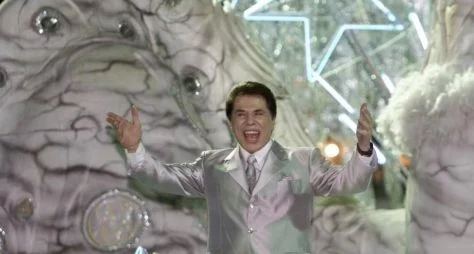 SBT reprisa na íntegra o Desfile da Escola de Samba Tradição, que homenageou Silvio Santos em 2001