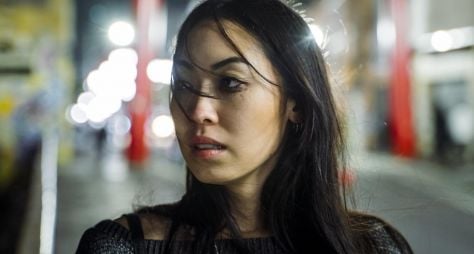 Ana Hikari comenta desafios de interpretar luta contra alcoolismo na temporada final de "As Five"