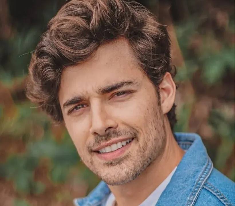 Miguel Coelho e Isabela Souza serão os protagonistas adultos da próxima novela do SBT
