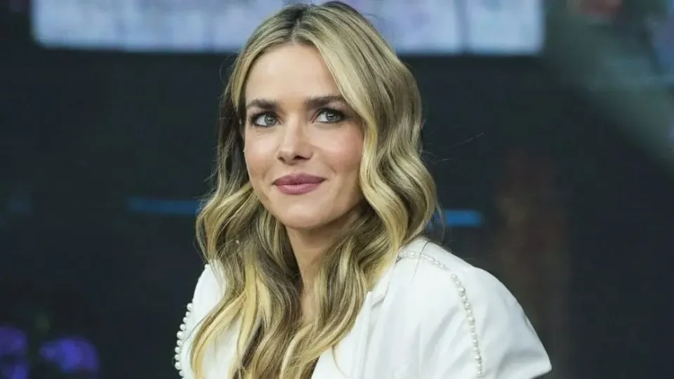 Monique Alfradique apresentar reality documental sobre praia no no E! Entertainment