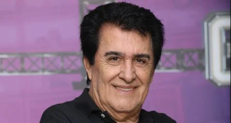 Cantor Angelo Máximo estreia como jurado no "Canta Comigo"