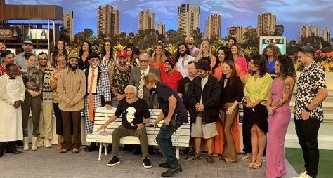 A Praça é Nossa: Carlos Alberto de Nóbrega completa 70 anos de carreira e agradece Silvio Santos