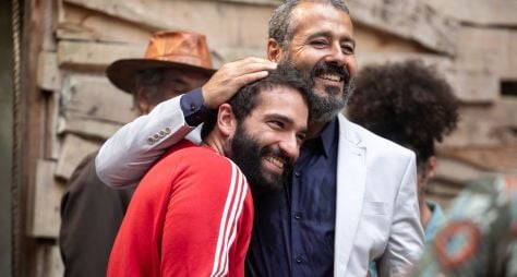 Renascer: Humberto Carrão visita gravação do casamento de João Pedro e Sandra