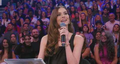 Luciano Huck convida Camila Queiroz para a "Batalha do Lip Sync"