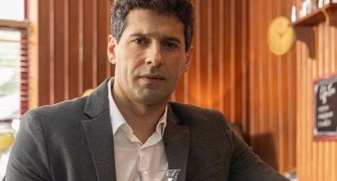 João Baldasserini caracterizado como produtor musical para "Família é Tudo"