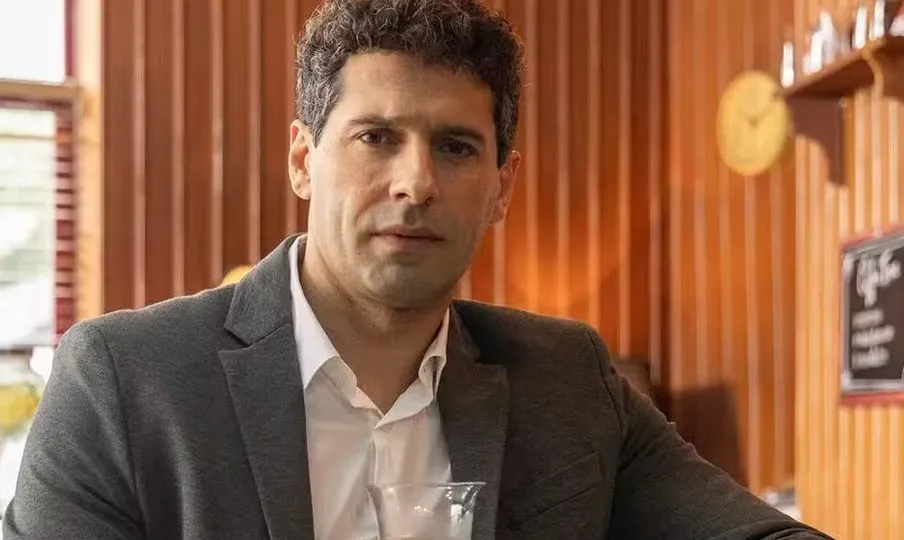 João Baldasserini caracterizado como produtor musical para "Família é Tudo"